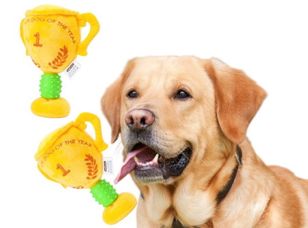 Pluszowa zabawka puchar z piszczałką 